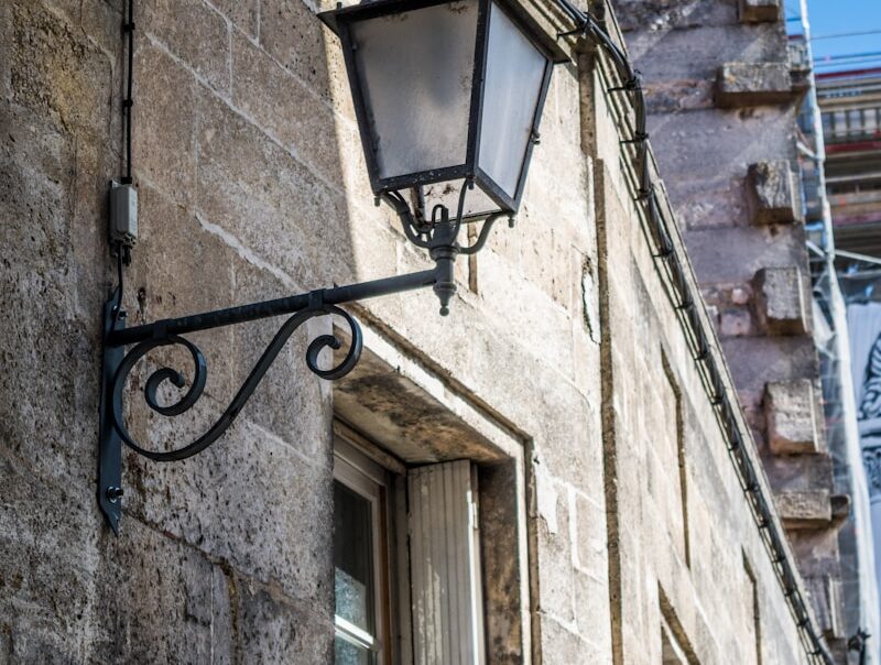 una farola en el lateral de un edificio