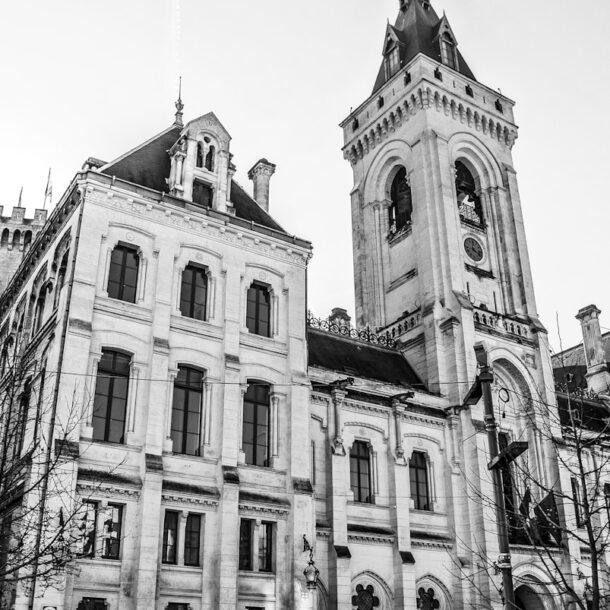 a black and white photo of a large building