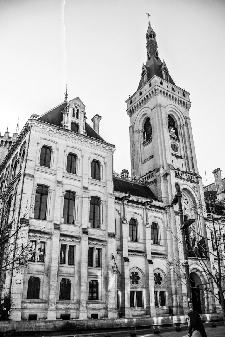 una foto en blanco y negro de un gran edificio
