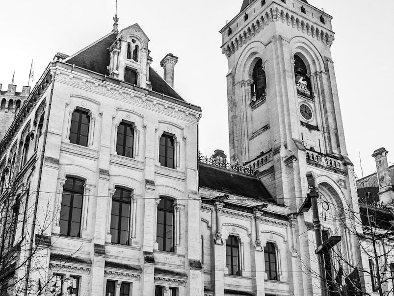 una foto en blanco y negro de un gran edificio