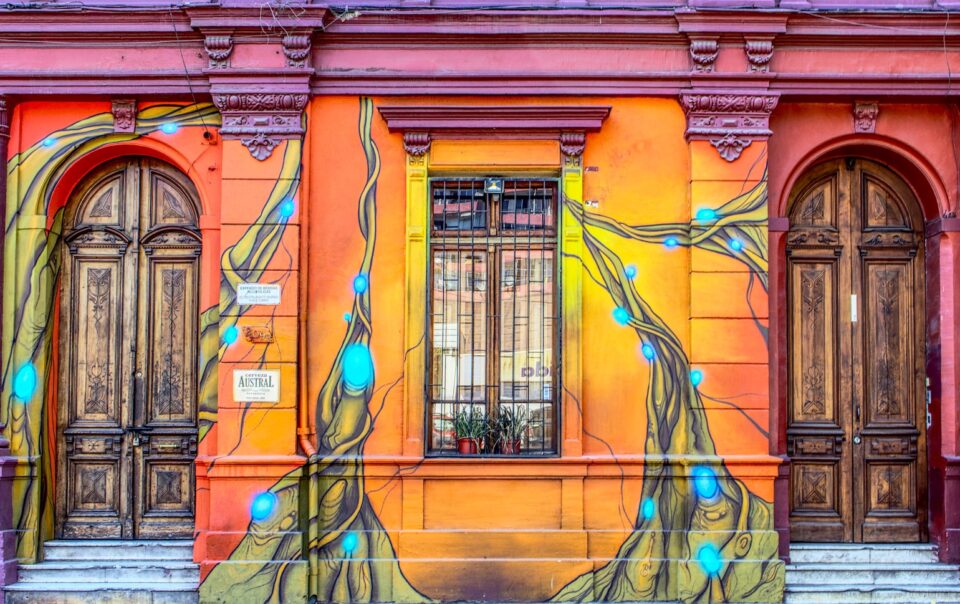 ventana de vidrio transparente en casa de hormigón